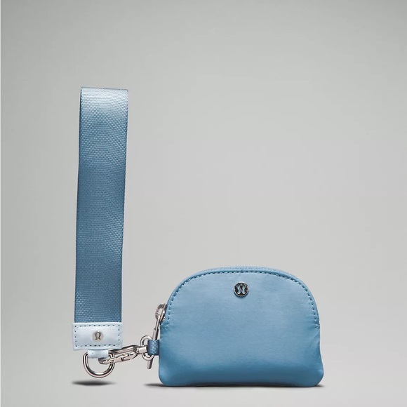 NEW LULULEMON DUAL POUCH WRISTLET BLUE - Picture 2 of 15
